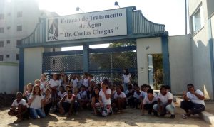 Crianças diante da portaria da ETA do SAAE de Oliveira